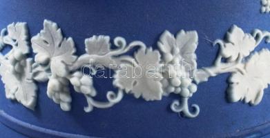 1890 vagy 1916, 2 darab Wedgwood jasperware díszítéses fedeles kiöntő. Jelzett, lepattanással, resta...