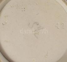 1890 vagy 1916, 2 darab Wedgwood jasperware díszítéses fedeles kiöntő. Jelzett, lepattanással, resta...