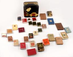 Vegyes minikönyv tétel fém dobozban: Poetica Hungarica, Könyvnyomtatás Magyarországon, Az illegális Szabad Nép, Győzelem 1945, Ady, stb., vegyes állapotban