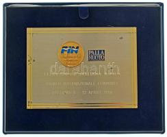 Olaszország 1990. "Olasz Úszószövetség - Vízilabda - Női Nemzetközi Torna - Palermo 1990. április 9-13." egyoldalas, ezüstözött, részben műgyantás fém plakett, műanyag alapon, eredeti, sérült műanyag tokban (plakett: ~110x150mm, alappal: ~170x210mm) T:AU,XF, korrózió Italy 1990. "Federazione Italiana Nuoto - Palla Nuoto - Torneo - Internazionale Femminile - Palermo 9-13 aprile 1990" one-sided, silver-plated, partially synthetic resined metal plaque on a plastic base, in original, cracked plastic case (plaque: ~110x150mm, with the base: ~170x210mm) C:AU,XF, corrosion