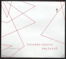 Chiharu Shiota: Emlékeső. (Kiállítási katalógus.) Szentendre, 2016, Ferenczy Múzeumi Centrum. Gazdag képanyaggal illusztrálva. Kiadói egészvászon-kötés, kiadói papír védőborítóban.