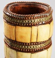Jemeni fa váza, körben tevecsont rátétekkel, m: 25 cm