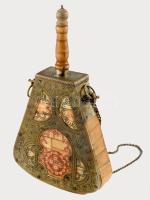 Jemeni tevecsont lőportartó. Cizellált ötvösmunka szerelékbe foglalt tevecsont elemek, előoldala festett, m: 30 cm /// Yemen camel bone powder flask. Chased metalwork fittings with mounted camel bone elements, painted front, height: 30 cm