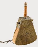 Jemeni tevecsont lőportartó. Cizellált ötvösmunka szerelékbe foglalt tevecsont elemek, előoldala fes...