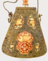 Jemeni tevecsont lőportartó. Cizellált ötvösmunka szerelékbe foglalt tevecsont elemek, előoldala fes...