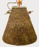 Jemeni tevecsont lőportartó. Cizellált ötvösmunka szerelékbe foglalt tevecsont elemek, előoldala fes...