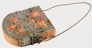 Jemeni tevecsont korántartó. Autentikus falfiókba helyezhető darab. Cizellált ötvösmunka szerelékbe foglalt tevecsont elemek, előoldala festett, 19x16 cm /// Yemeni camel bone Quran holder. Authentic piece for placement in a wall niche. Chased metalwork fittings with mounted camel bone elements, painted front, 19 × 16 cm.