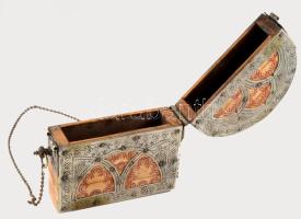 Jemeni tevecsont korántartó. Autentikus falfiókba helyezhető darab. Cizellált ötvösmunka szerelékbe ...