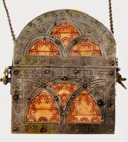 Jemeni tevecsont korántartó. Autentikus falfiókba helyezhető darab. Cizellált ötvösmunka szerelékbe ...