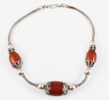 Nyakék. Jemen, 20. sz. első fele, zsidó ötvösmesterek munkája, 3 darab ovális csiszolású vörös kopál szem fém és ezüsttartalmú filigrán díszítéses szerelékkel, h: 40 cm