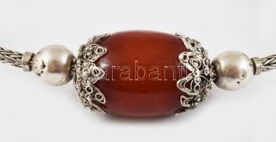 Nyakék. Jemen, 20. sz. első fele, zsidó ötvösmesterek munkája, 3 darab ovális csiszolású vörös kopál...