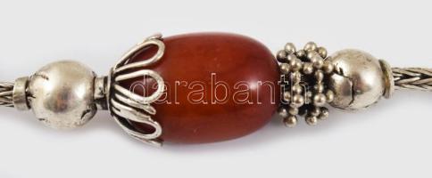 Nyakék. Jemen, 20. sz. első fele, zsidó ötvösmesterek munkája, 3 darab ovális csiszolású vörös kopál...