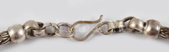 Nyakék. Jemen, 20. sz. első fele, zsidó ötvösmesterek munkája, 3 darab ovális csiszolású vörös kopál...