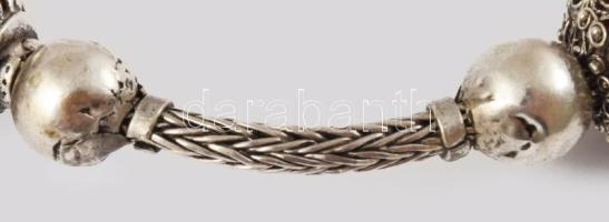 Nyakék. Jemen, 20. sz. első fele, zsidó ötvösmesterek munkája, 3 darab ovális csiszolású vörös kopál...