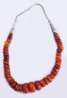 Nyakék. Jemen, 20. sz. első fele, zsidó ötvösmesterek munkája, lekerekített alakúra formált kopál szemek sodortszálas szerelékkel, h: cca 50 cm /// Necklace. Yemen, first half of the 20th century, made by Jewish silversmiths; rounded copal beads with twisted-wire mounts, length approx. 50 cm.