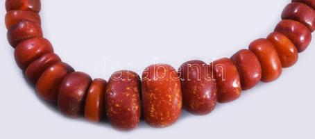 Nyakék. Jemen, 20. sz. első fele, zsidó ötvösmesterek munkája, lekerekített alakúra formált kopál sz...