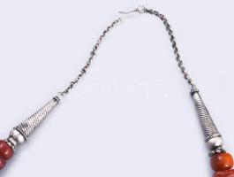 Nyakék. Jemen, 20. sz. első fele, zsidó ötvösmesterek munkája, lekerekített alakúra formált kopál sz...