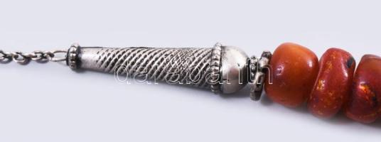 Nyakék. Jemen, 20. sz. első fele, zsidó ötvösmesterek munkája, lekerekített alakúra formált kopál sz...