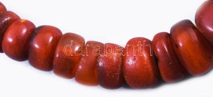 Nyakék. Jemen, 20. sz. első fele, zsidó ötvösmesterek munkája, lekerekített alakúra formált kopál sz...