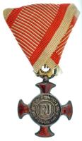 1914-1918. "Ezüst Érdemkereszt a Vitézségi Érem szalagján" részben zománcozott, karikán jelzett Ag kitüntetés mellszalagon, függesztőkarikán fémjellel és gyártói jelzéssel (Wilh. Kunz / Wien) T:AU / Hungary 1914-1918. "Silver Merit Cross on a war ribbon" partially enamelled Ag decoration on a ribbon, with hallmark and maker's mark (Wilhelm Kunz / Wien) on the suspension ring C:AU NMK.: 223.