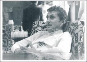 Albert Flórián (1941-2011) labdarúgót ábrázoló computerprint, 21×30 cm