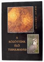 Dúcz László: A közöttünk élő turulmadár. DEDIKÁLT! Lakitelek, 1993, Antológia. 111p. + 3 t. Kiadói papírkötés.