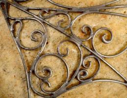 Asztali dísz. Filigrán fémszállal bevont kődarab 11 cm