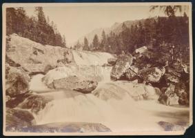 cca 1890 A nagy Tarpatak középső vízesése, Kárpátok, keményhátú fotó Divald Károly műterméből, hátoldalon feliratozva, sarokhiánnyal, 11,5×16 cm