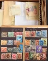 Kb 3.000 db külföldi bélyeg javarészt tasakokban, közte kevés magyarral, eredeti Meinl fadobozban / ca. 3.000 foreign stamps