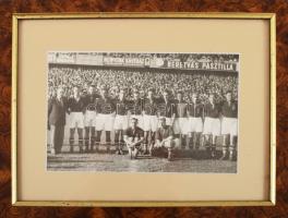 1938 Magyarország - Wolverhampton Wanderers, üllői úti pálya, Pobuda fotó, üvegezett keretben, 10,5×15,5 cm