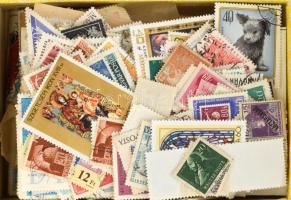 Kb 2.500 db nagyrészt képes magyar bélyeg ömlesztve 2 kisebb dobozban / ca. 2.500 Hungarian stamps in 2 smaller boxes