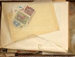 Kb 2.500 db nagyrészt képes magyar bélyeg ömlesztve 2 kisebb dobozban / ca. 2.500 Hungarian stamps i...