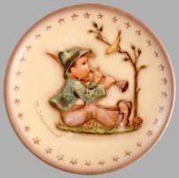 Hummel Goebel dísztálka - "Singing Lesson". Jelzett, kopással, d: 8,5 cm