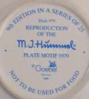 Hummel Goebel dísztálka - "Singing Lesson". Jelzett, kopással, d: 8,5 cm