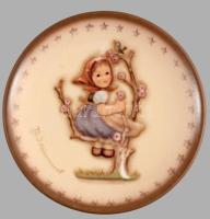Hummel Goebel dísztálka - "Girl on Tree". Jelzett, kopással, d: 8,5 cm