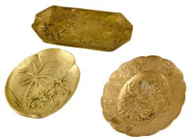 3 db plasztikus díszítésű réz tálka / hamutál, az egyik vadászjelenettel, h: 14,5 - 17 cm