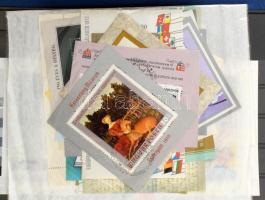 Nagy mennyiségű magyar blokk, kisív és emlékív tasakokban, zacskókban, 3 blokkberakóban, hozzá néhán...