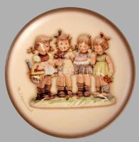 Hummel Goebel dísztálka - "Énekes kvartett". Jelzett, kopással, d: 10 cm