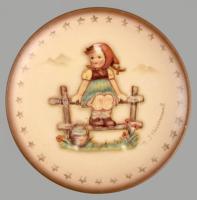 Hummel Goebel dísztálka - "Wayside Harmony". Jelzett, kopással, d: 8,5 cm