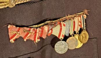 cca 1918. Tűzér főhadnagyi atilla és sapka, valamint díszelgő kard, kardbojtokkal. A zubbonyon szala...