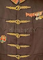 cca 1918. Tűzér főhadnagyi atilla és sapka, valamint díszelgő kard, kardbojtokkal. A zubbonyon szala...