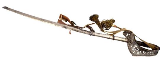 cca 1918. Tűzér főhadnagyi atilla és sapka, valamint díszelgő kard, kardbojtokkal. A zubbonyon szala...