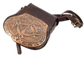 Tarsoly. Tarsolylemezen csodaszarvas és turul madár motívummal. Kézzel készített réz veret, bőr táskán díszes további veretekkel. 24x26 cm