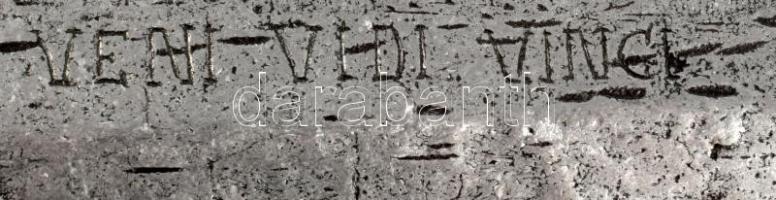 Római gladius replika, tömör fém, fa hüvellyel, h: 43,5 cm