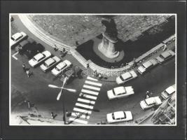 cca 1975 Pécs, Széchenyi téri részlet Hunyadi-szoborral és sok autóval, nagyméretű fotó felülnézetből, felületén törésnyomokkal, 30×40 cm