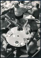 cca 1970 Ultizók egy strandon, fotó szép állapotban, 18×13 cm