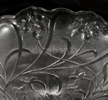 Préselt üveg talpas kínáló. Jelzés nélkül, hibátlan, d: 29 cm, m: 16,5 cm