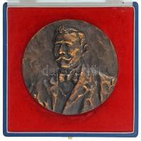 Kiss György (1943-2016) DN "Teszársz Károly - Vas- és Fémmunkások Központi Szövetségének első elnöke" kétoldalas bronz plakett eredeti dísztokban (109mm) T:UNC, patina