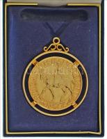 Nagy-Britannia 1977. 25p Cu-Ni "II. Erzsébet / Uralkodói ezüst évforduló" aranyozva, medál foglalatban, tanúsítvánnyal dísztokban T:AU Great Britain 1977. 25 New Pence Cu-Ni "Elisabeth II / Silver Jubilee of Reign" gilt in medallion fram with certificate and display case C:AU Krause KM#920
