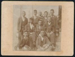 1901 Székelyudvarhely, szakiskolát végzett fiatalok csoportképe, keményhátú fotó, a hátoldalon feliratozva, a képen szereplők neveivel, 9x12 cm